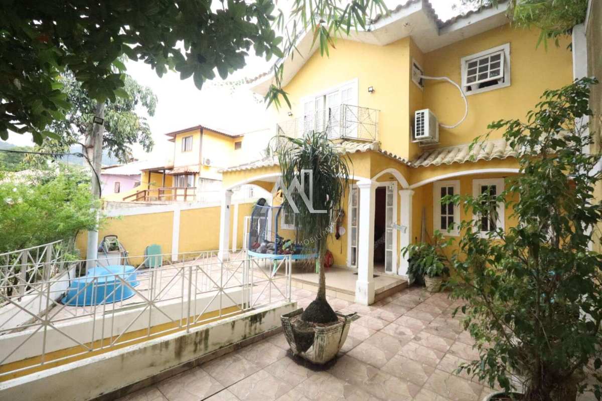 Excelente Casa em Condomínio Fechado, 3 quartos, sendo uma suíte, área externa, área gourmet e vaga.