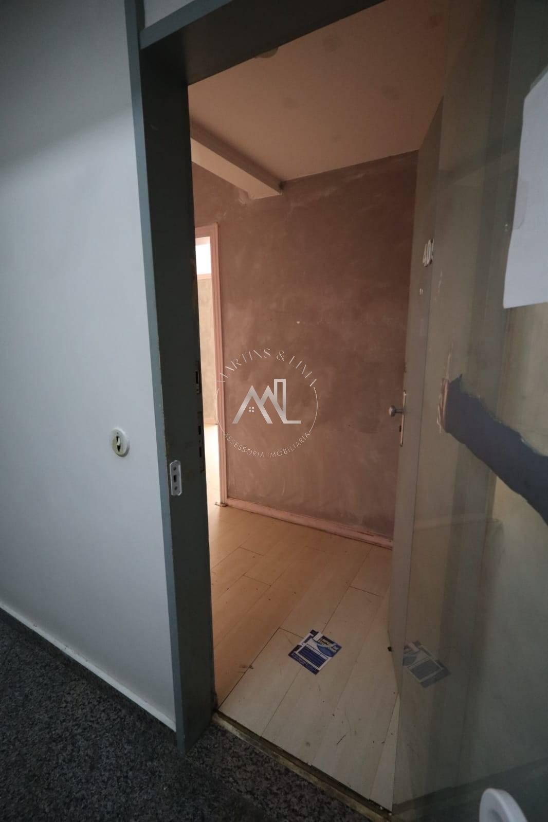 Ótima sala comercial,  com hall de entrada, duas salas, divisórias e banheiro social, com blindex e chuveiro. - Martins e Lima Assessoria Imobiliária